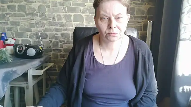 Snapshot of Diamond_Bite chatting on December 16, 10:42 am Diamond Bite online show from December 16, 10:42 am