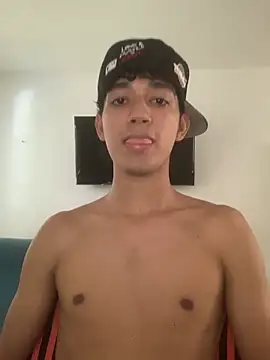 Snapshot of Alex_king17 chatting on April 28, 1:38 pm Alex king17 online show from April 28, 1:38 pm