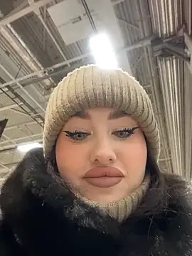 Snapshot of KiraSunshine chatting on December 1, 4:06 am KiraSunshine online show from December 1, 4:06 am