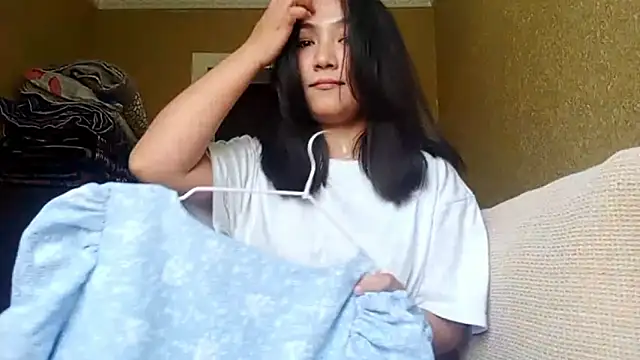 Snapshot of LinneaHyles chatting on October 30, 5:31 am LinneaHyles online show from October 30, 5:31 am