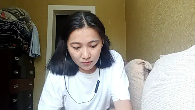 Snapshot of LinneaHyles chatting on October 31, 5:30 am LinneaHyles online show from October 31, 5:30 am