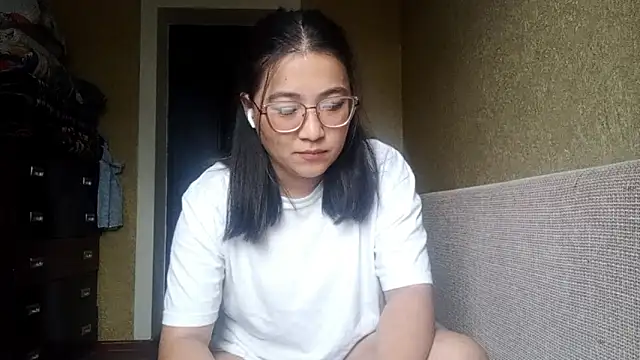 Snapshot of LinneaHyles chatting on November 5, 4:01 am LinneaHyles online show from November 5, 4:01 am