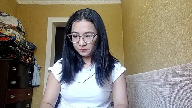 Snapshot of LinneaHyles chatting on November 6, 4:02 am LinneaHyles online show from November 6, 4:02 am