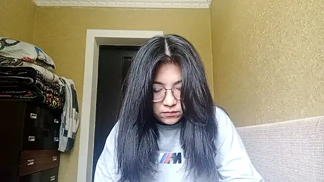 Snapshot of LinneaHyles chatting on November 7, 4:12 am LinneaHyles online show from November 7, 4:12 am