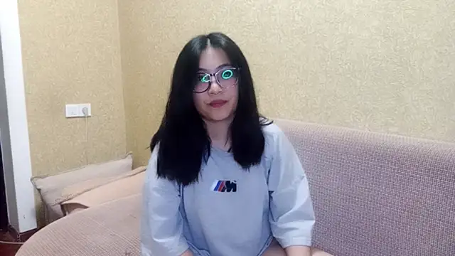 Snapshot of LinneaHyles chatting on November 28, 1:14 pm LinneaHyles online show from November 28, 1:14 pm