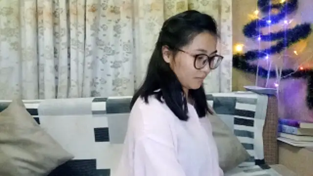 Snapshot of LinneaHyles chatting on December 16, 2:55 pm LinneaHyles online show from December 16, 2:55 pm