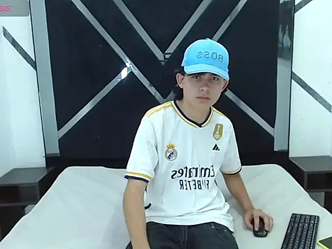 Snapshot of Tom_0001 chatting on October 25, 7:19 pm Tom 0001 online show from October 25, 7:19 pm