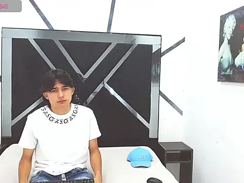 Snapshot of Tom_0001 chatting on November 6, 8:21 pm Tom 0001 online show from November 6, 8:21 pm