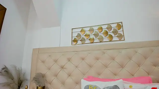 lucia lorenz online show from February 8, 11:24 am