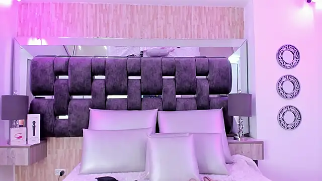 Snapshot of Catalina-Thompson chatting on October 22, 12:16 pm Catalina-Thompson online show from October 22, 12:16 pm