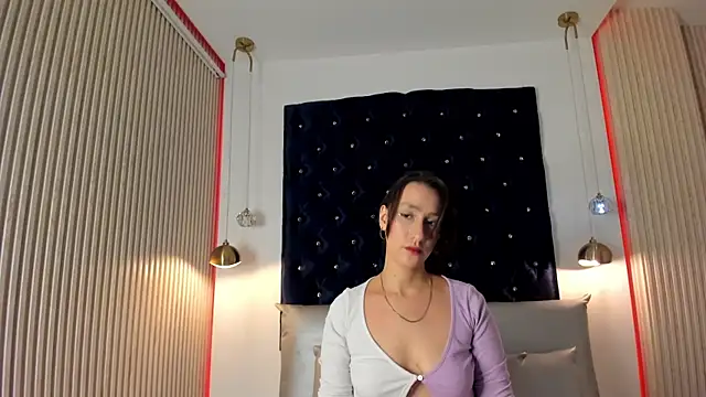 Snapshot of Catalina-Thompson chatting on October 23, 11:53 am Catalina-Thompson online show from October 23, 11:53 am