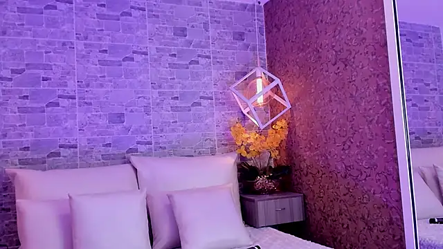 Snapshot of Catalina-Thompson chatting on October 27, 12:09 pm Catalina-Thompson online show from October 27, 12:09 pm