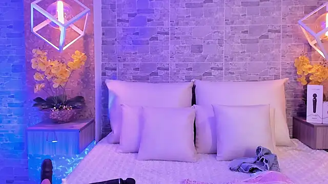 Snapshot of Catalina-Thompson chatting on November 8, 12:16 pm Catalina-Thompson online show from November 8, 12:16 pm