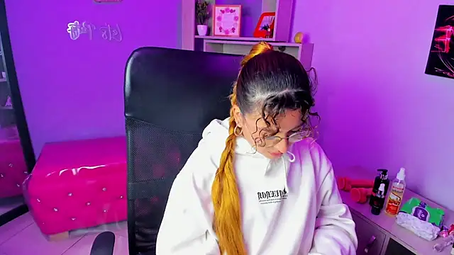 EmiliRouse  online show from November 22, 1:48 am