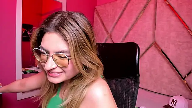 EmiliRouse  online show from December 5, 1:14 am