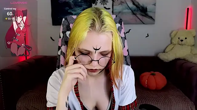 Snapshot of MitaSide chatting on October 31, 8:43 pm MitaSide online show from October 31, 8:43 pm