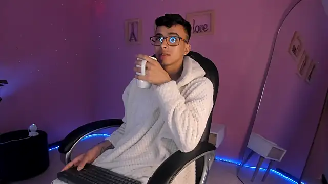 the fenix boy online show from December 2, 1:22 am