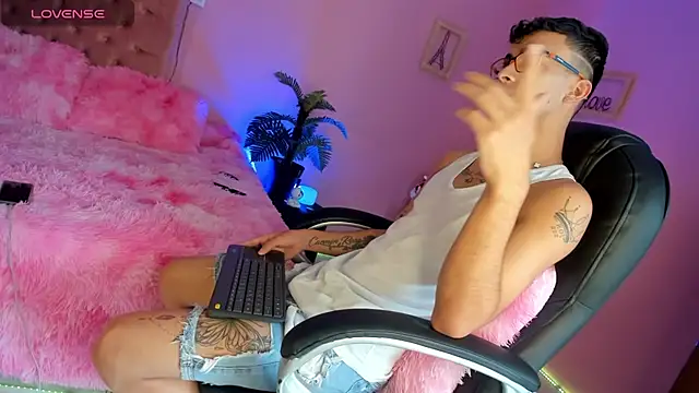 the fenix boy online show from December 3, 3:32 pm