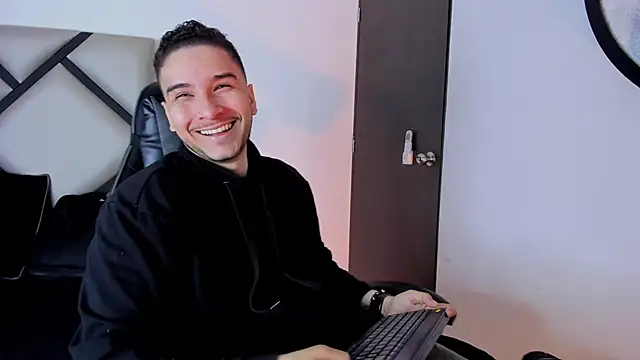 Snapshot of mike_257 chatting on October 25, 12:13 pm mike 257 online show from October 25, 12:13 pm