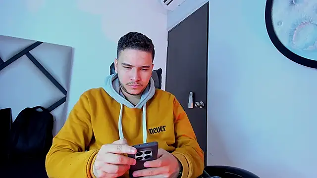 Snapshot of mike_257 chatting on October 30, 11:44 am mike 257 online show from October 30, 11:44 am