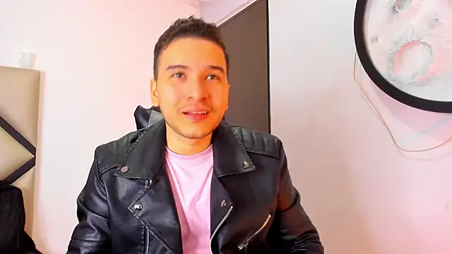 Snapshot of mike_257 chatting on November 8, 11:43 am mike 257 online show from November 8, 11:43 am