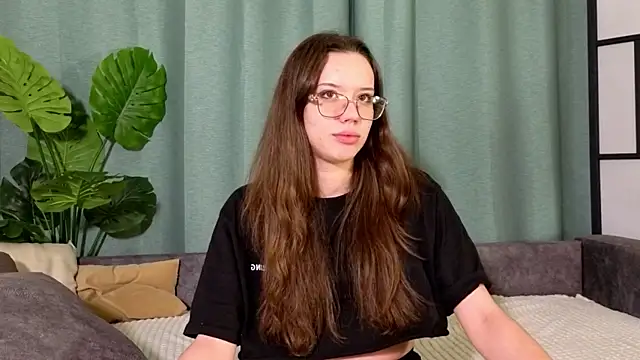 Snapshot of FabiolaCowing chatting on November 8, 6:29 pm FabiolaCowing online show from November 8, 6:29 pm