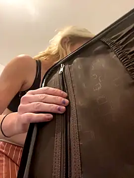 Snapshot of milfdawn chatting on October 27, 11:31 pm milfdawn online show from October 27, 11:31 pm