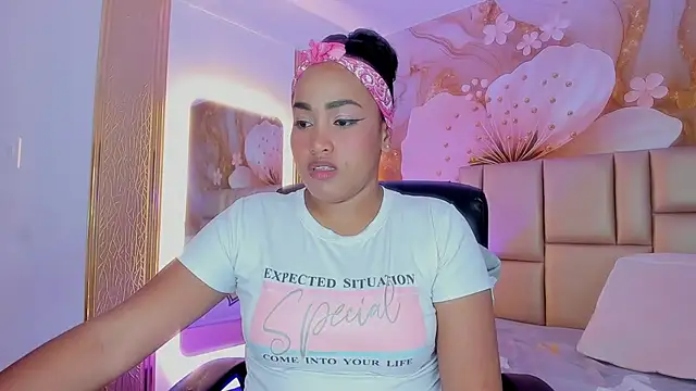 Snapshot of NahomiWalker_ chatting on December 5, 7:32 pm NahomiWalker online show from December 5, 7:32 pm