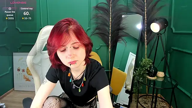 Snapshot of _L_o_r_r_y_ chatting on November 6, 1:45 pm L o r r y online show from November 6, 1:45 pm