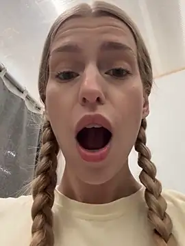 kira mia online show from November 29, 4:10 pm