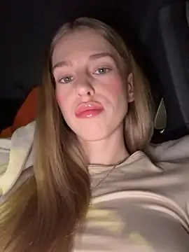 kira mia online show from January 9, 4:43 pm