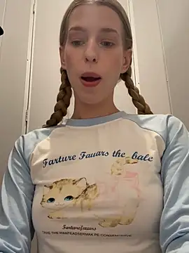 kira mia online show from March 26, 4:34 pm