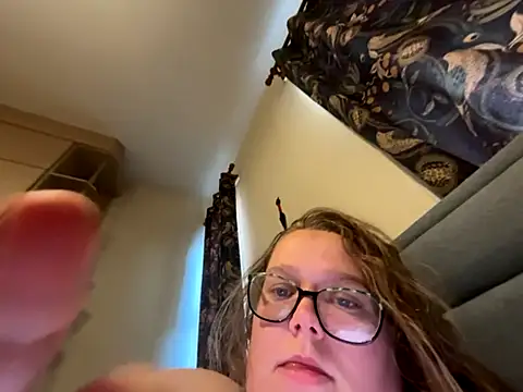 Snapshot of Scarletcum22 chatting on October 30, 7:43 am Scarletcum22 online show from October 30, 7:43 am