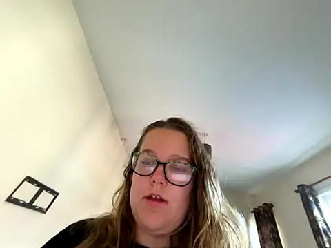 Snapshot of Scarletcum22 chatting on November 2, 8:28 am Scarletcum22 online show from November 2, 8:28 am