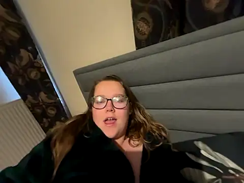 Snapshot of Scarletcum22 chatting on December 1, 8:19 am Scarletcum22 online show from December 1, 8:19 am