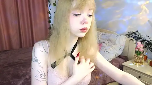 Snapshot of Rochelle_Dolly chatting on December 15, 11:47 am Rochelle Dolly online show from December 15, 11:47 am