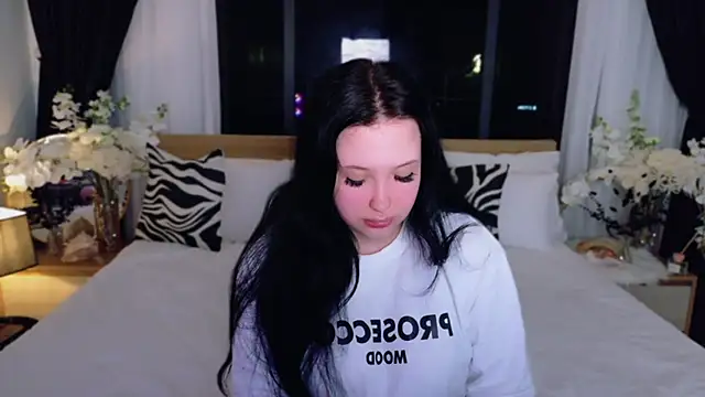 Felicia Herceg online show from November 15, 7:32 pm