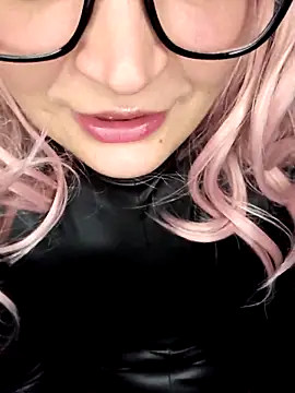 Snapshot of LunaXshade chatting on November 3, 6:20 pm LunaXshade online show from November 3, 6:20 pm