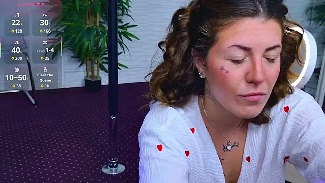 Snapshot of IvorySwan chatting on November 23, 5:40 am IvorySwan online show from November 23, 5:40 am