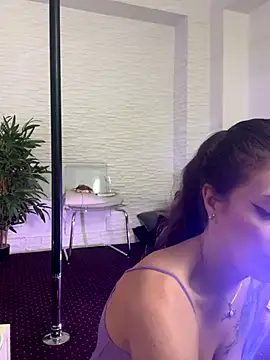 Snapshot of IvorySwan chatting on December 14, 5:35 am IvorySwan online show from December 14, 5:35 am