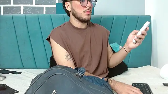 Snapshot of Zac_Golden chatting on December 20, 12:01 pm Zac Golden online show from December 20, 12:01 pm