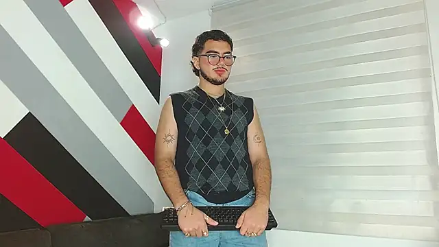 Snapshot of Zac_Golden chatting on February 7, 1:48 pm Zac Golden online show from February 7, 1:48 pm