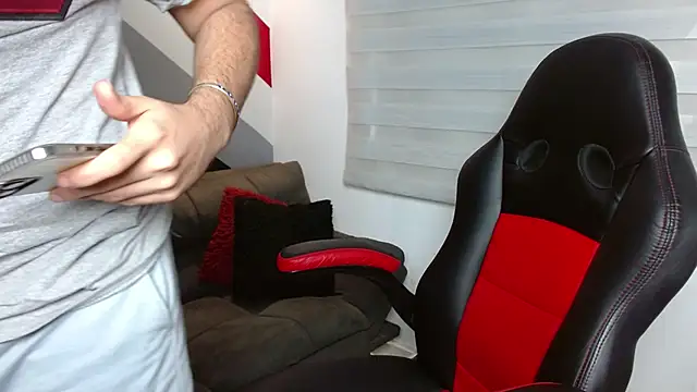 Snapshot of Zac_Golden chatting on February 24, 11:41 am Zac Golden online show from February 24, 11:41 am