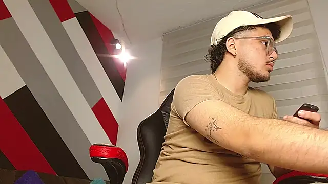 Snapshot of Zac_Golden chatting on April 4, 12:02 pm Zac Golden online show from April 4, 12:02 pm