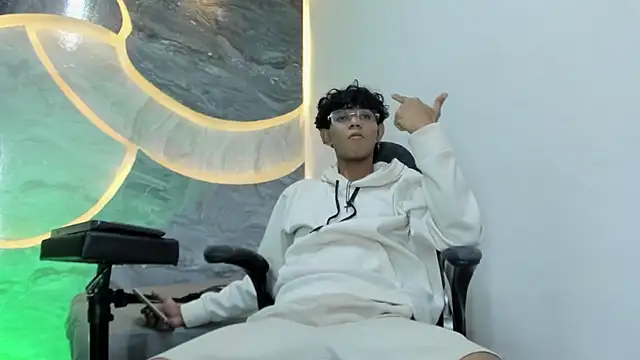 Snapshot of Sex_Boy_33_ chatting on October 26, 4:29 am Sex Boy 33 online show from October 26, 4:29 am