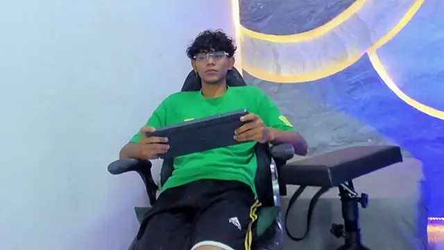 Snapshot of Sex_Boy_33_ chatting on October 28, 4:49 am Sex Boy 33 online show from October 28, 4:49 am