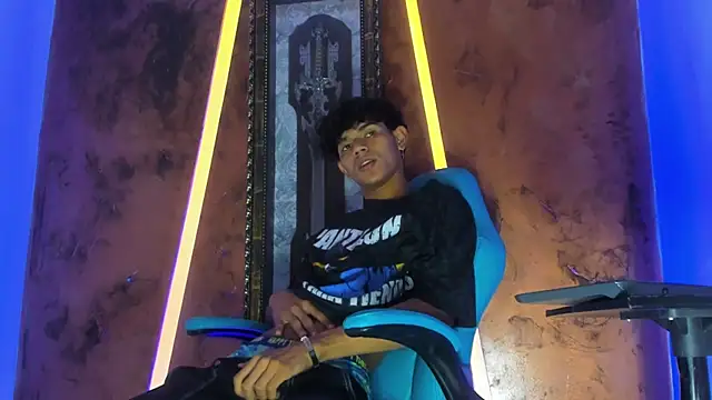 Snapshot of Sex_Boy_33_ chatting on October 31, 4:35 am Sex Boy 33 online show from October 31, 4:35 am