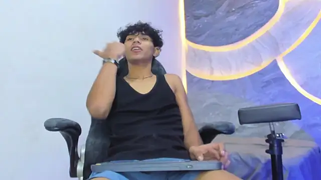 Snapshot of Sex_Boy_33_ chatting on November 15, 6:11 am Sex Boy 33 online show from November 15, 6:11 am