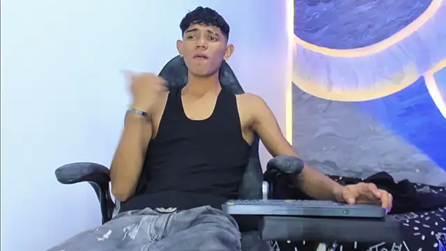 Snapshot of Sex_Boy_33_ chatting on December 14, 6:30 am Sex Boy 33 online show from December 14, 6:30 am