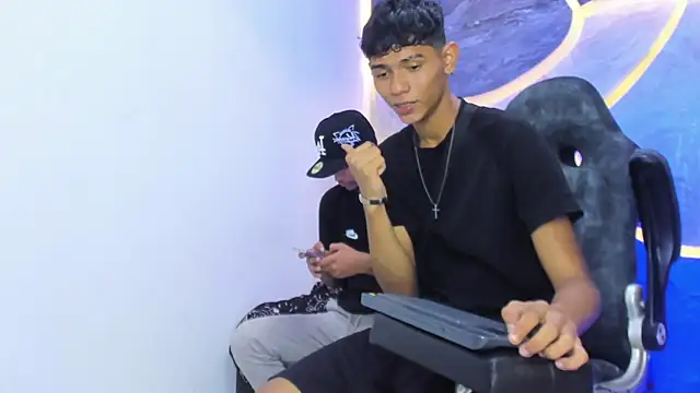 Snapshot of Sex_Boy_33_ chatting on December 18, 4:29 am Sex Boy 33 online show from December 18, 4:29 am